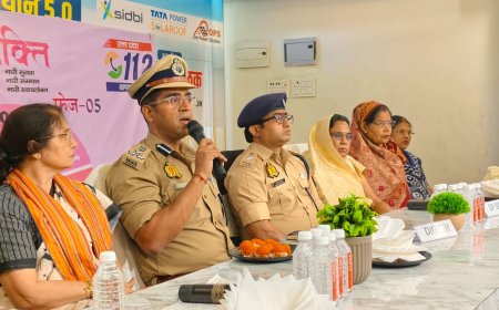 डीआईजी बस्ती नें लक्ष्मी होटल के कार्यक्रम में स्कूलों की छात्राओ व महिलाओं को किया जागरूक