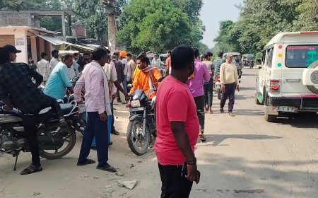 ई.रिक्शा की टक्कर से दो बाइकें भिड़ीं चार घायलए एक की हालत गंभीर