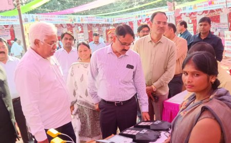 डीएम नें हीरालाल इंटर कॉलेज प्रांगण में आयोजित तीन दिवसीय सरस मेले का किया निरीक्षण