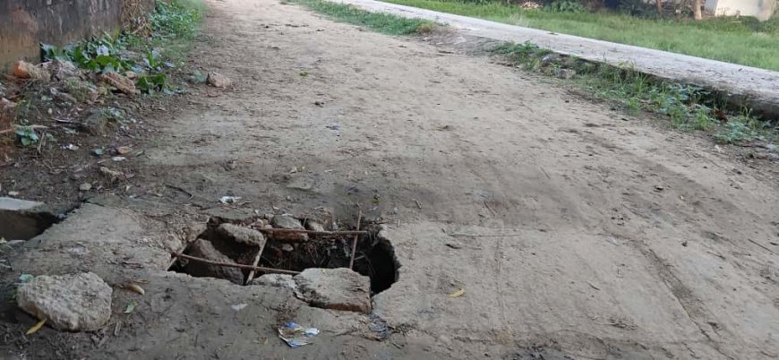 वार्ड नंबर 5 में टूटा नाली का ढक्कन, लोगों को हो रही परेशानी