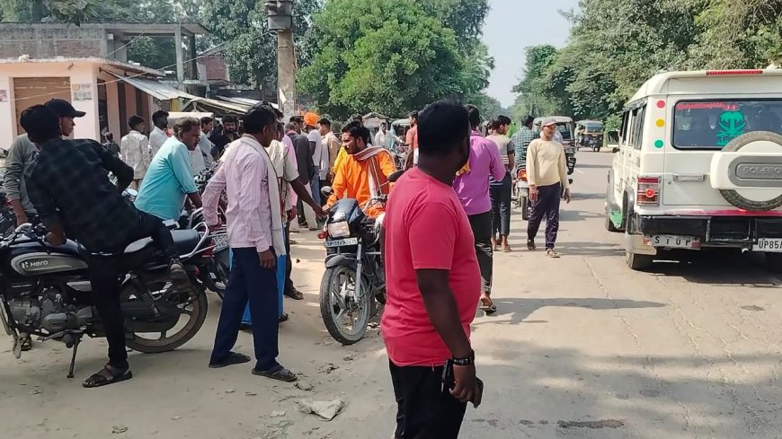 ई.रिक्शा की टक्कर से दो बाइकें भिड़ीं चार घायलए एक की हालत गंभीर