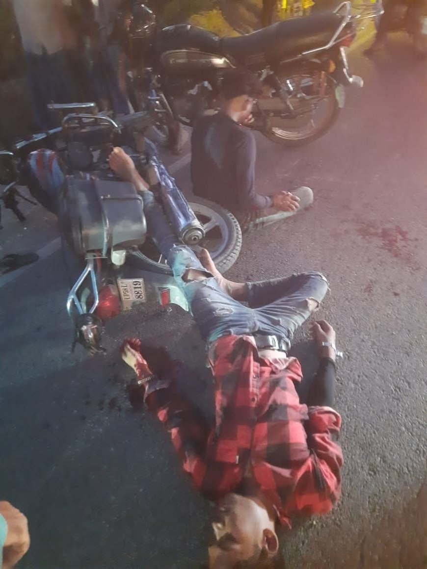 दो मोटरसाइकल आपस में भिड़ी दो गंभीर 