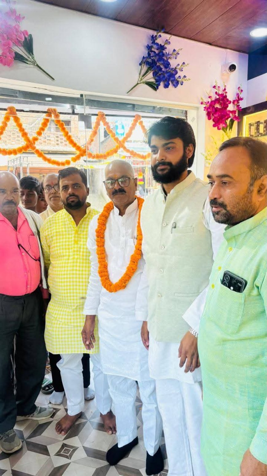 मोबाइल शाप खुलने से लोगो को मिलेगी बेहतर सुविधा- आनन्द शंकर पाठक