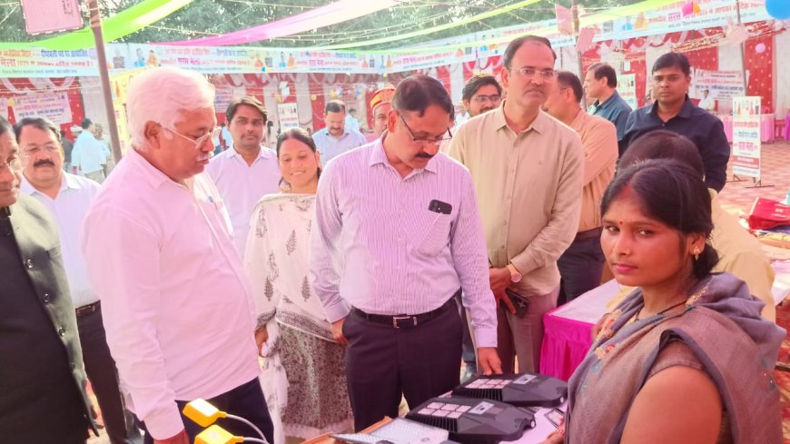 डीएम नें हीरालाल इंटर कॉलेज प्रांगण में आयोजित तीन दिवसीय सरस मेले का किया निरीक्षण