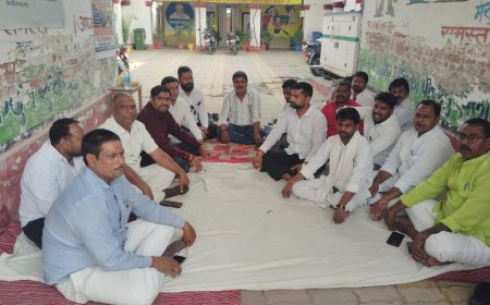 अपनी मांगो को लेकर सभासदो नें अध्यक्ष के खिलाफ बैठे धरने पर