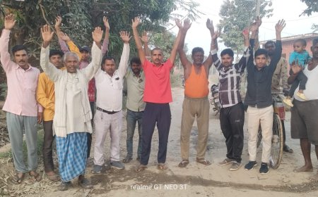 पूरी तरह से रोड टूट जाने से राहगीर परेशान ग्रामीणों ने किया प्रदर्शन