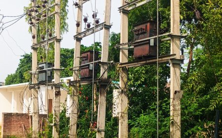 विद्यालय गेट के सामने खुले में सीरियल ट्रांसफार्मर से जान को खतरा