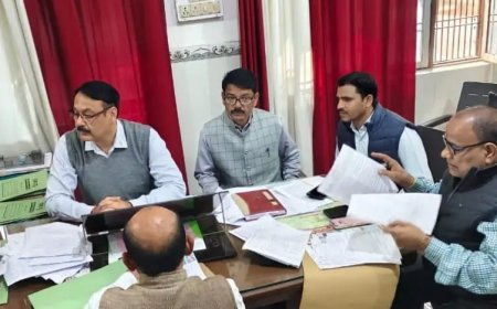 जिलाधिकारी ने नाथनगर ब्लाक मुख्यालय का किया औचक निरीक्षण