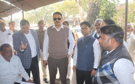 डीएम नें मौलाना आजाद इंटर कॉलेज के बूथों का किया स्थलीय निरीक्षण