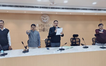 संविधान दिवस के अवसर पर डीएम नें सभी अधिकारियों को संविधान के प्रस्तावना का दिलाई शपथ