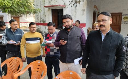 डीएम नें मगहर कस्बा में उच्च प्रथमिक विद्यालय सहित 5 बूथों का किया निरीक्षण