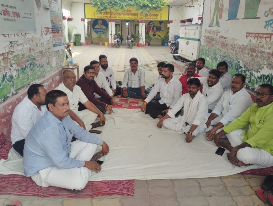 अपनी मांगो को लेकर सभासदो नें अध्यक्ष के खिलाफ बैठे धरने पर