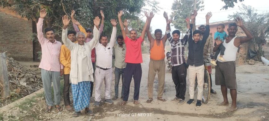 पूरी तरह से रोड टूट जाने से राहगीर परेशान ग्रामीणों ने किया प्रदर्शन