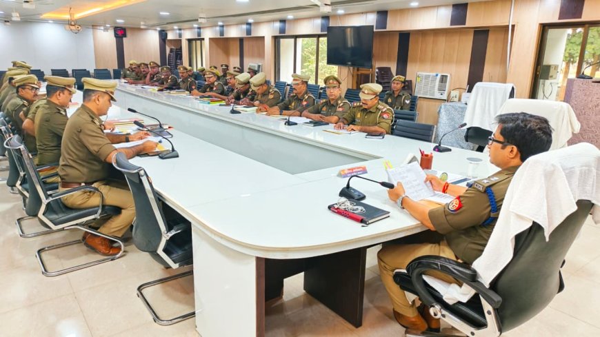 एसपी नें सर्किल खलीलाबाद के विवेचकों के कार्यो का किया समीक्षा