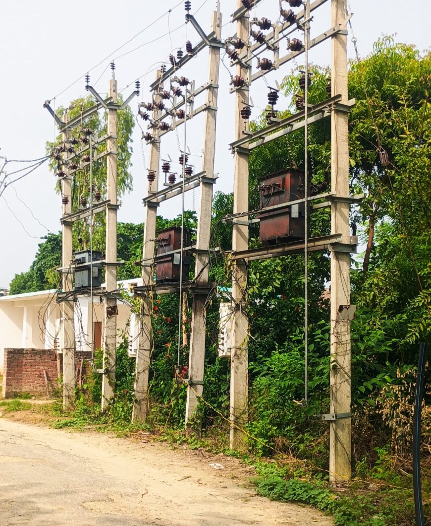 विद्यालय गेट के सामने खुले में सीरियल ट्रांसफार्मर से जान को खतरा