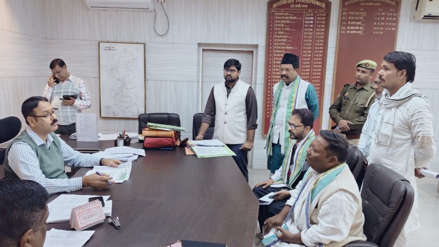 पीस पार्टी ने जिलाधिकारी से मिलकर दो समस्याओं के समाधान हेतु सौंपा पत्र