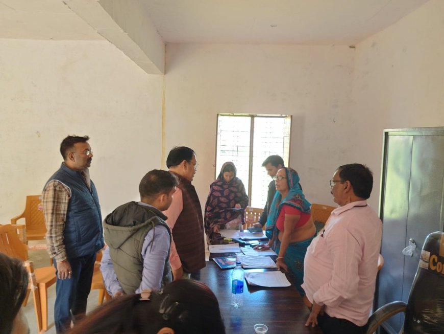 एसआईआर कार्याे का खण्ड विकास अधिकारी ने किया निरीक्षण