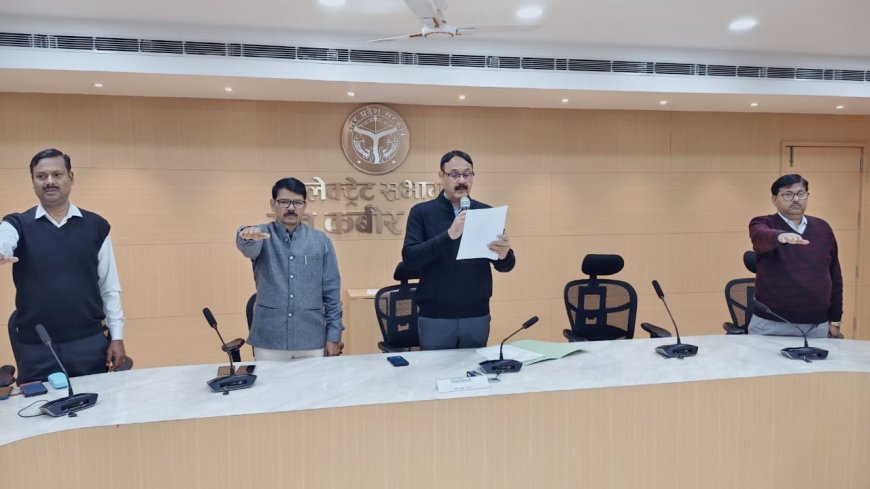 संविधान दिवस के अवसर पर डीएम नें सभी अधिकारियों को संविधान के प्रस्तावना का दिलाई शपथ