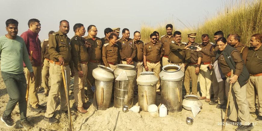 आबकारी टीम व धनघटा पुलिस नें अवैध कच्ची शराब किया नष्ट