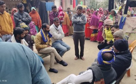 खजनी सड़क हादसे में दिवंगत दो शिक्षको के परिजन से मिली भीम आर्मी संगठन