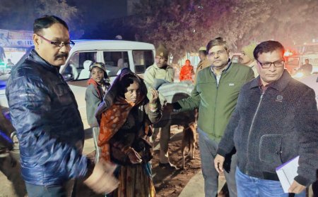 डीएम ने बिड़हल घाट मंदिर में पहुंचकर साधु-संतो में कंबल का किया वितरण 