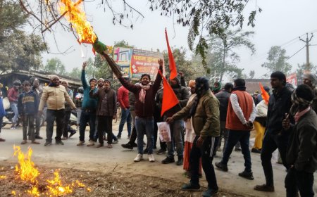 बांग्लादेश में हो रहे अत्याचार को लेकर हिन्दू संगठन कार्यकर्ताओं में फूटा गुस्सा, जमकर नारेबाजी कर फूंका पुतला