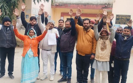 वोटर लिस्ट में मुर्दा को जिंदा करने को लेकर ग्रामीणों का ब्लॉक मुख्यालय पर प्रदर्शन 