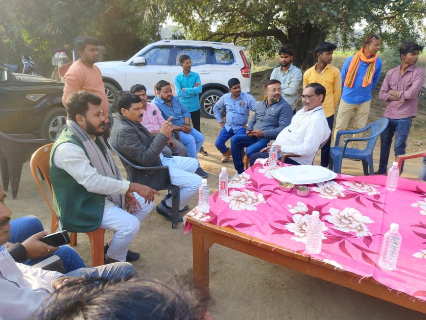 रास्ते के विवाद को सुलझाने पहुंचे मेहदावल विधायक अनिल त्रिपाठी