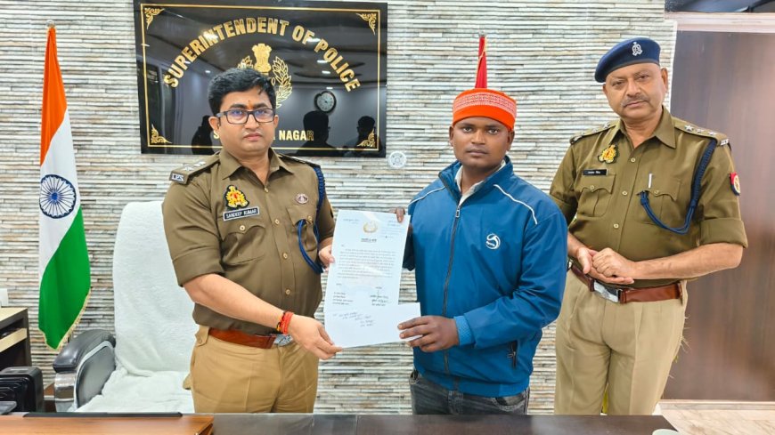 एसपी नें नाविक अनिल निषाद को प्रशस्ति पत्र एवं नगद देकर किया सम्मानित