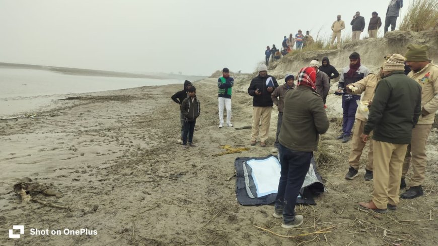 सरयू नदी किनारे मिला  महिला का शव