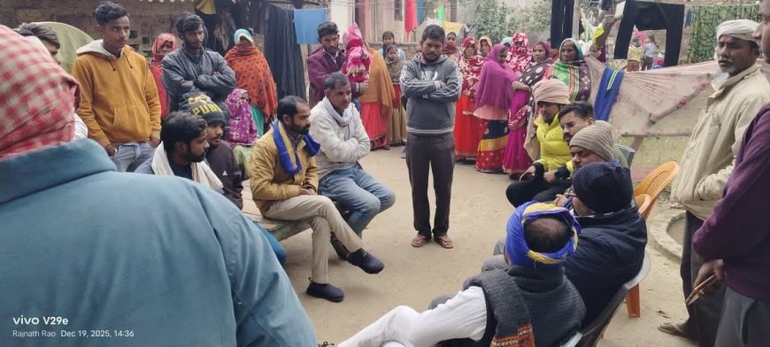 खजनी सड़क हादसे में दिवंगत दो शिक्षको के परिजन से मिली भीम आर्मी संगठन