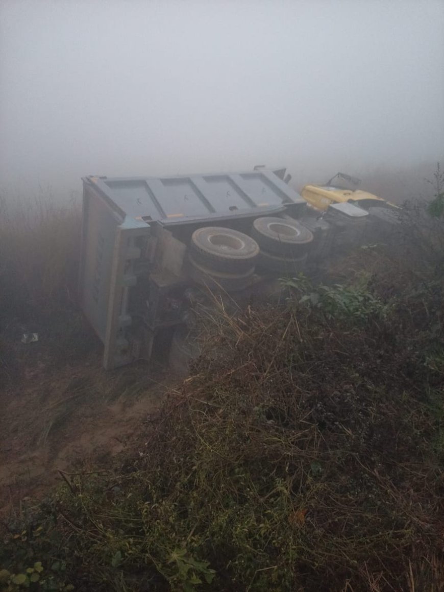 घना कोहरा के कारण अनियंत्रित होकर डमफर पलटा