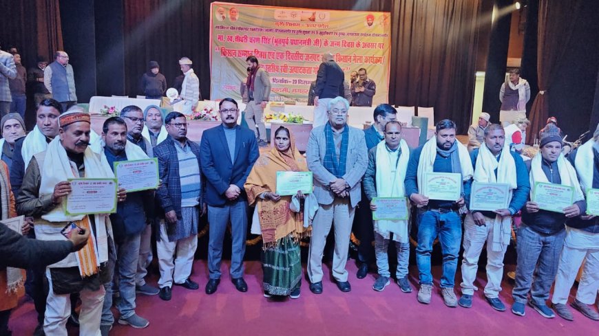 डीएम ने स्व0 चैधरी चरण सिंह की प्रतिमा पर माल्यार्पण कर श्रद्धासुमन किया अर्पित