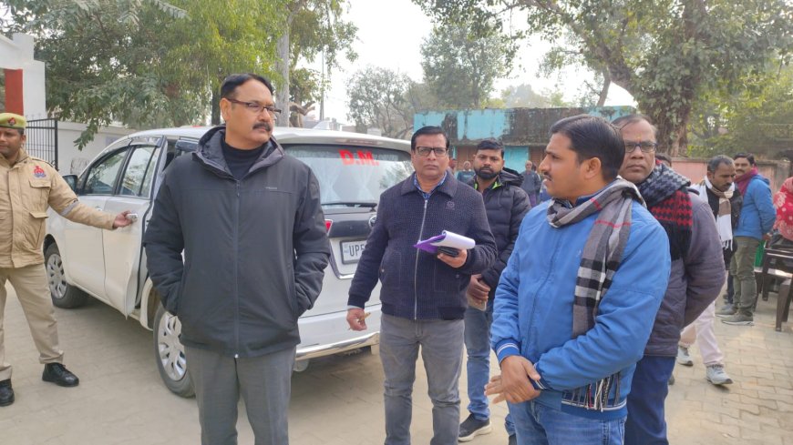 डीएम ने विधानसभा क्षेत्र धनघटा के विभिन्न बूथों का किया स्थलीय निरीक्षण