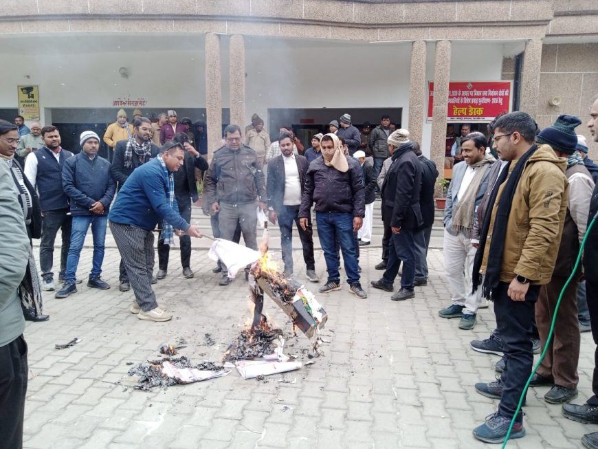 बांग्लादेश के विरुद्ध अधिवक्ताओं का फूटा आक्रोश, सड़क पर उतर किया प्रदर्शन, नारेबाजी कर फूंका पुतला