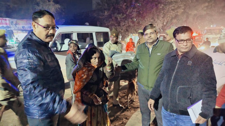 डीएम ने बिड़हल घाट मंदिर में पहुंचकर साधु-संतो में कंबल का किया वितरण 