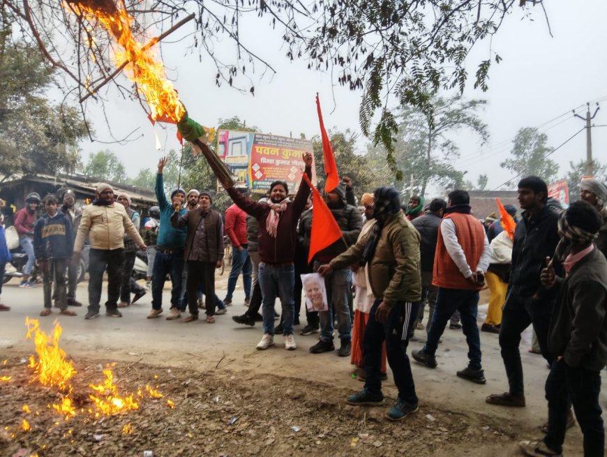 बांग्लादेश में हो रहे अत्याचार को लेकर हिन्दू संगठन कार्यकर्ताओं में फूटा गुस्सा, जमकर नारेबाजी कर फूंका पुतला