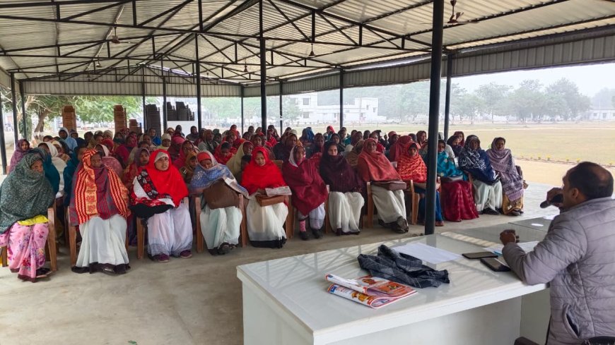 आशा व आंगनबाड़ी कर्मियो के साथ साइबर अपराध से बचने के लिए पुलिस ने गोष्ठी का किया आयोजन