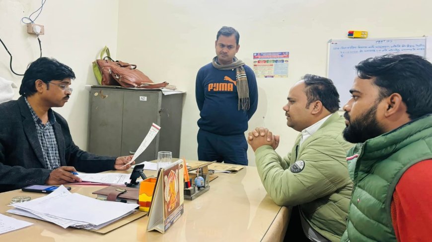 सपा नेता राहुल यादव नें विद्युत विभाग के अधिशासी अभियंता को सौपा ज्ञापन 