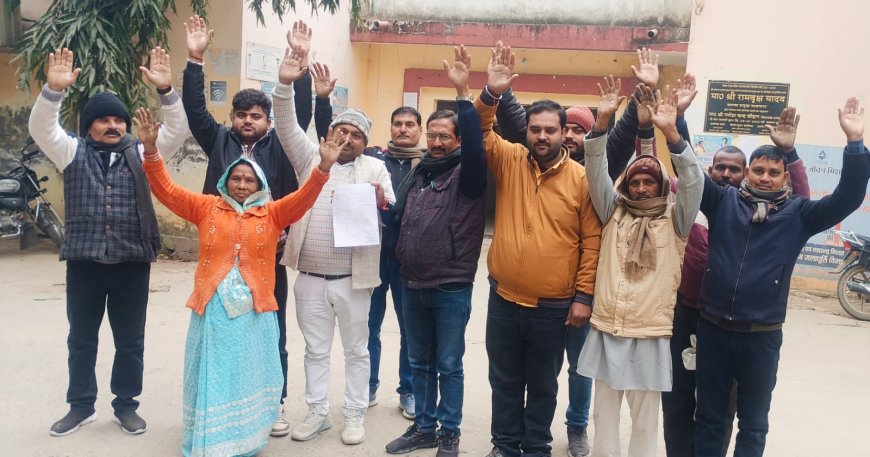 वोटर लिस्ट में मुर्दा को जिंदा करने को लेकर ग्रामीणों का ब्लॉक मुख्यालय पर प्रदर्शन 