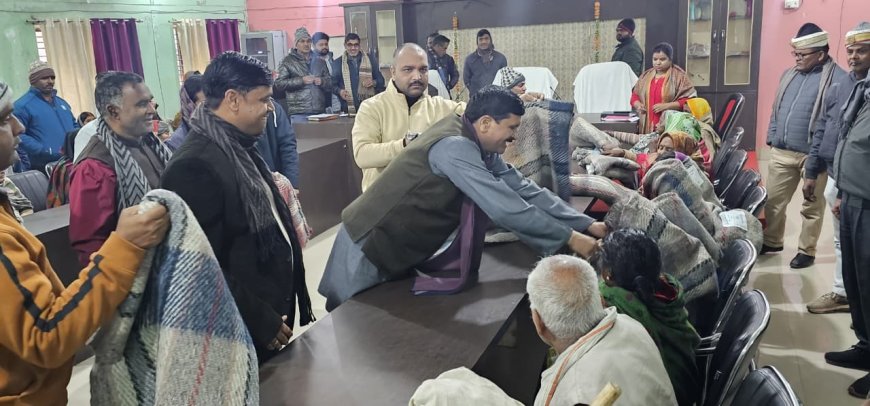 हर गरीब तक पहुंच रहा योगी सरकार की योजना, ठंड में कम्बल बना सहारा