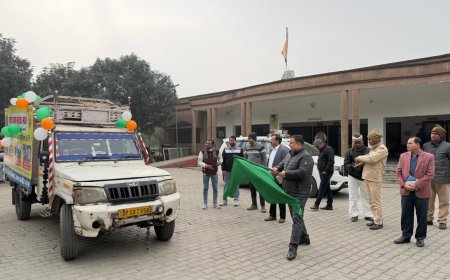 एडीएम ने सड़क सुरक्षा प्रचार अभियान वाहन को हरी झंडी दिखाकर किया रवाना