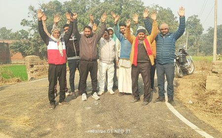 एक सप्ताह भीतर ही टूटने लगी सड़क नाराज ग्रामीणों ने किया प्रदर्शन