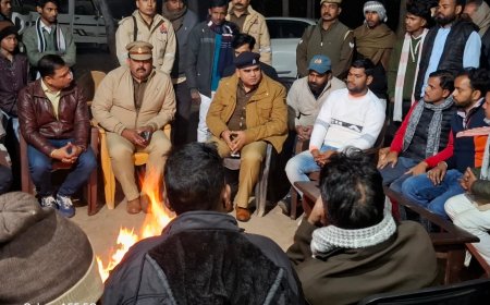 अपर पुलिस अधीक्षक नें अलाव के साथ कस्बा महुली में सुरक्षा समिति की बैठक आयोजित