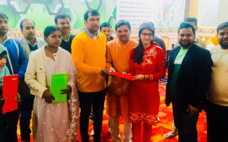 प्रशस्ति पत्र पाकर छात्रों की खिले चेहरे 