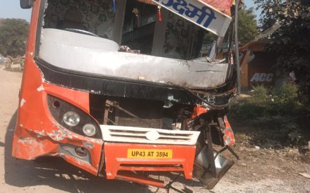 प्रयागराज जा रही पिकअप की बस से टक्कर, 23 घायल, एक की मौत