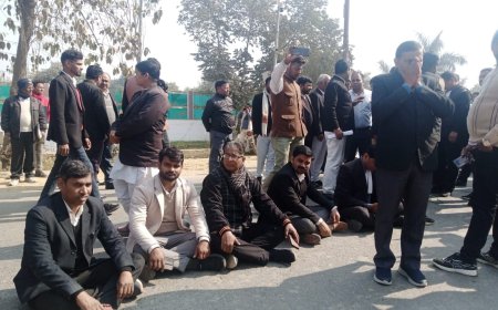 नाराज वकीलों ने किया खलीलाबाद मेंहदावल मार्ग जाम, एडीएम न्यायिक को सौंपा मांग पत्र 