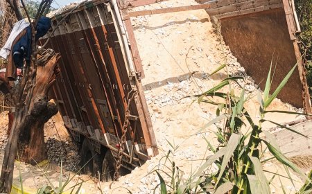 अनियंत्रित ट्रक पलटने से बाल बाल बचे चालक व मजदूर 