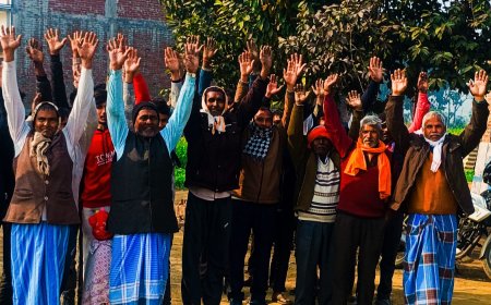 सड़क नहीं तो वोट नहीं को लेकर ग्रामीणों का विरोध प्रदर्शन 