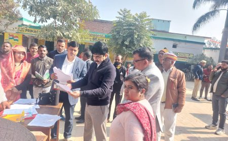 मंडलायुक्त आखिलेश कुमार सिंह ने किया बूथों का निरीक्षण